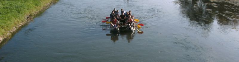 Auf diesem Bild erkennt man eine Gruppe bei einer Floßfahrt auf der Iller